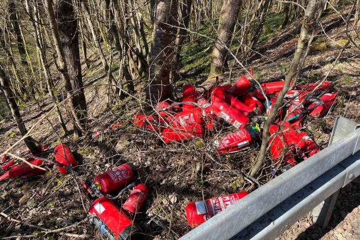 Umweltsünder haben ca. dreissig Feuerlöscher in der Natur entsorgt