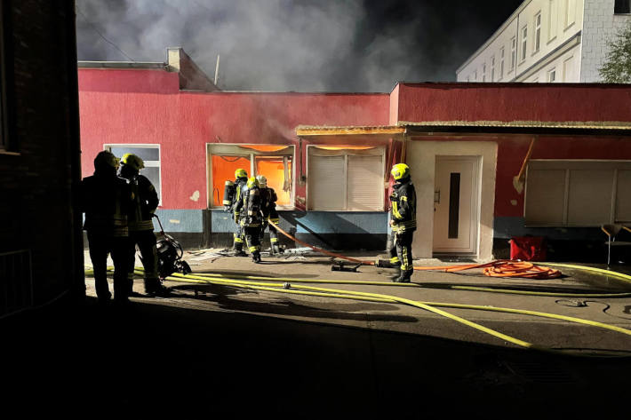 Teile der Kücheneinrichtung standen bei Eintreffen der Einsatzkräfte in hellen Flammen.