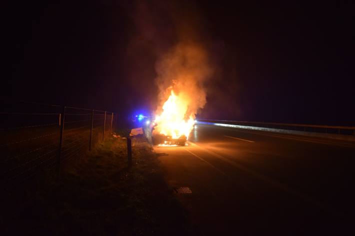 Bei Oberbuchsiten SO ist heute morgen früh ein Auto ausgebrannt.