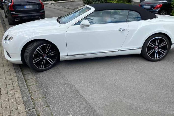 Das Luxus-Auto hat ein Mülheimer Nummernschild