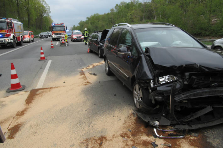 Auffahrunfall mit mehreren Verletzten auf der A3 bei Dinslaken