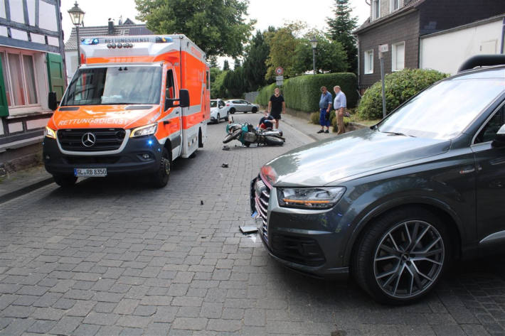 Motorradfahrer bei Zusammenstoß mit Pkw schwer verletzt