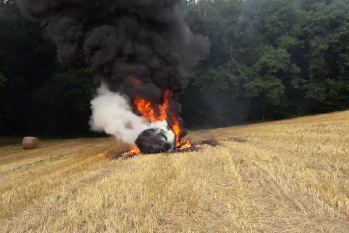 Der Brand ereignete sich in gefährlicher Nähe zum Wald.