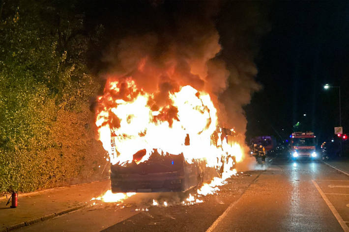 Beim Eintreffen der Feuerwehr stand der Bus bereits in Vollbrand.