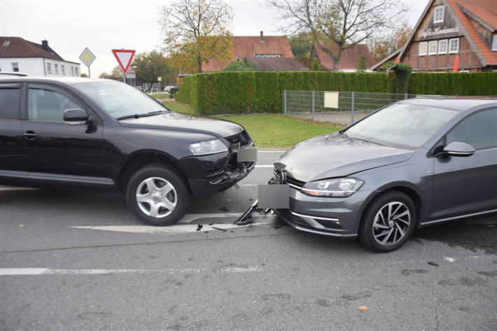 Verkehrsunfall beim Abbiegen - Zwei Personen verletzt