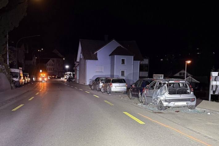 Auf der Gossauerstrasse wurden mehrere korrekt parkierte Autos durch den Aufprall beschädigt