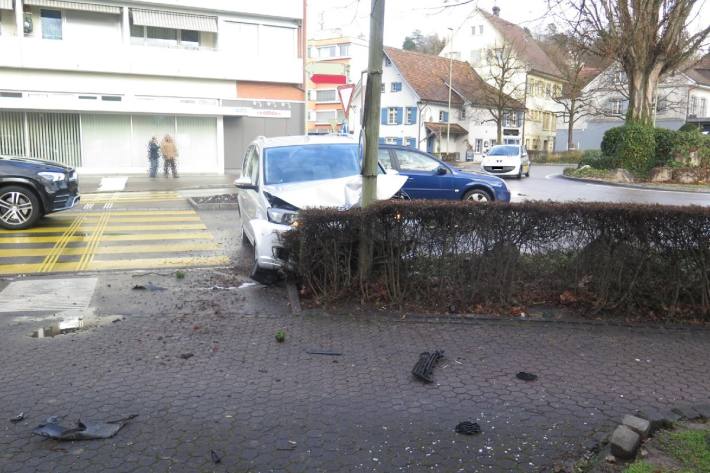 Beim heftigen Crash gestern in Bottmingen BL verwechselte die Lenkerin das Brems- mit dem Gaspedal.