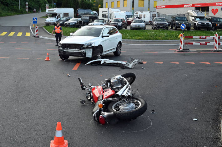 Der Motorrafahrer musste verletzt ins Spital gebracht werden.