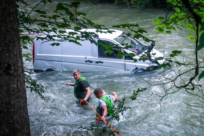 Der Lenker kam in einer Rechtskurve mit seinem Kleintransporter von der Bundesstraße ab, fuhr über eine Böschung und stürzte nach ca. 80 m in die Teichl
