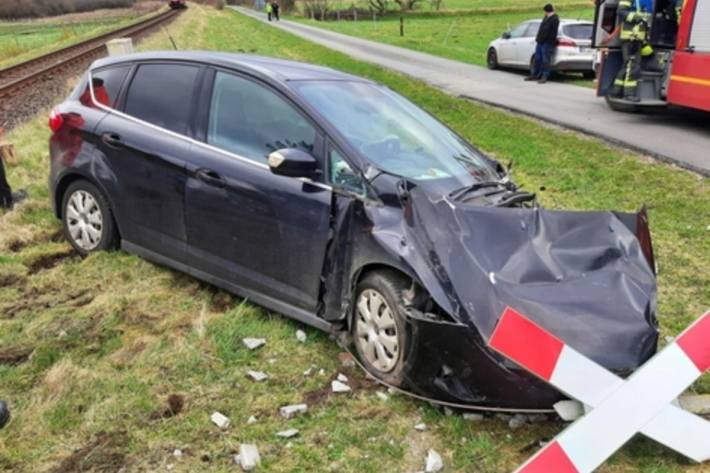 Das Auto wurde im Frontbereich stark beschädigt