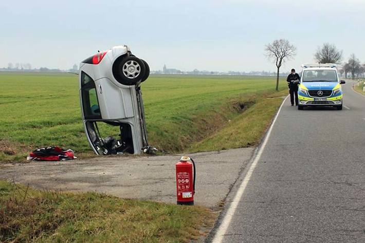 In Vettweiß kippte das Fahrzeug auf die Front und blieb im Graben stecken