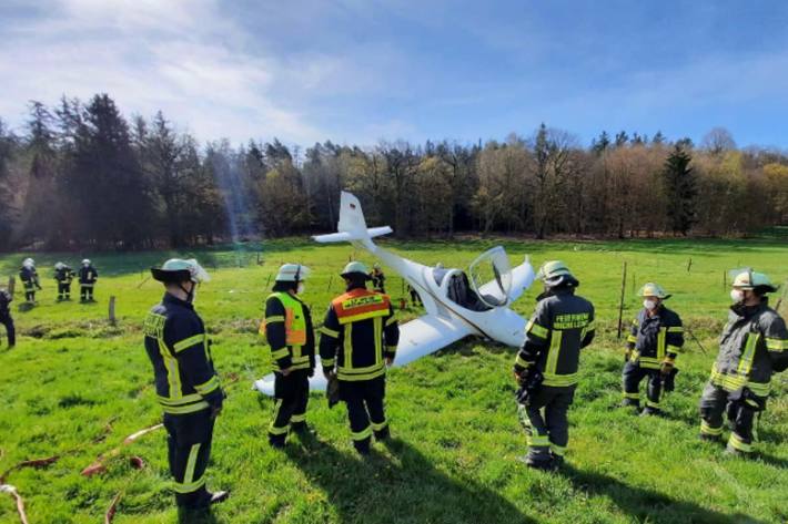 Ersten Erkenntnissen zufolge, musste der 60-jährige Pilot aufgrund eines technischen Defekts notlanden