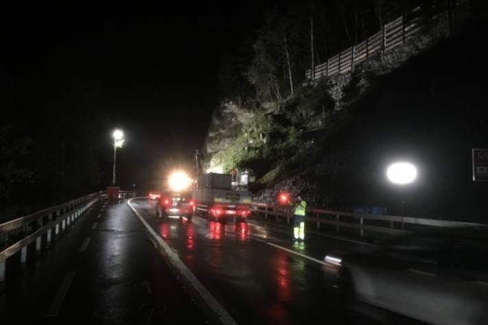 Axenstrasse wegen Steinschlag gesperrt. (Symbolbild)