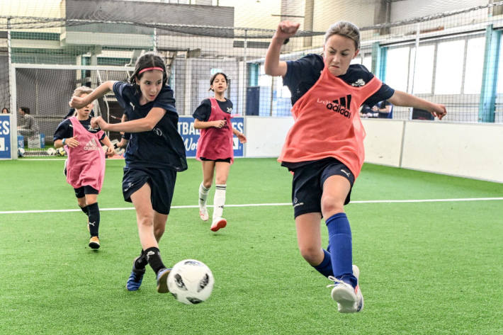 Aktuell spielen knapp 10'000 Frauen und Mädchen in Zürich Fussball.