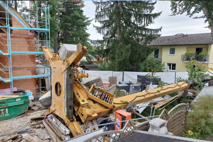 Warum der Kran umstürzte wird derzeit ermittelt.