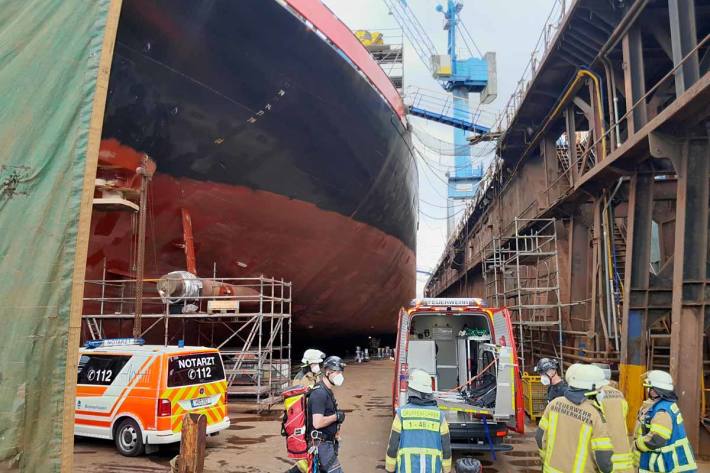  Der schwer verletzte Mann wurde mit einem Rettungswagen in ein Bremerhavener Krankenhaus verbracht