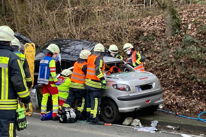 Hattingen – Der Lenker des Peugeot wurde schwer verletzt (Bild Jens Herkströter)