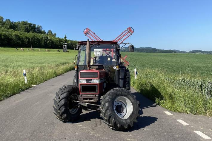 Der Autofahrer verletzte sich nach der Kollision mit dem Traktor zum Glück nur leicht.