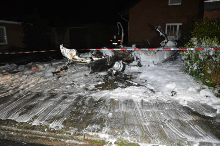 Die Überreste des Wohnwagens. 