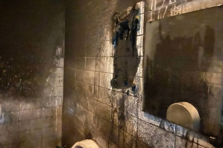 Papierspender auf Herrentoilette in Brand gesteckt