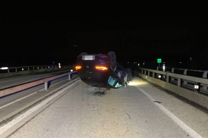 Der Lenker blieb unverletzt und konnte sich selbst aus dem Auto befreien.