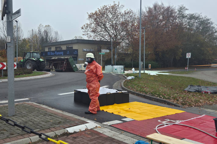 Der Inhalt von vier IBC Containern mit Propionsäure ergoss sich auf die Straße.