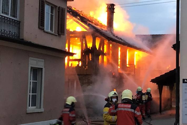 Um das Feuer in Uster ZH zu löschen musste die Zugstrecke gesperrt werden.