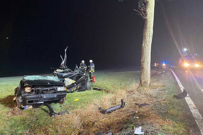 Der Mann musste in Zusammenarbeit mit dem Rettungsdienst schonend aus dem Fahrzeug befreit in Wipperfürth werden