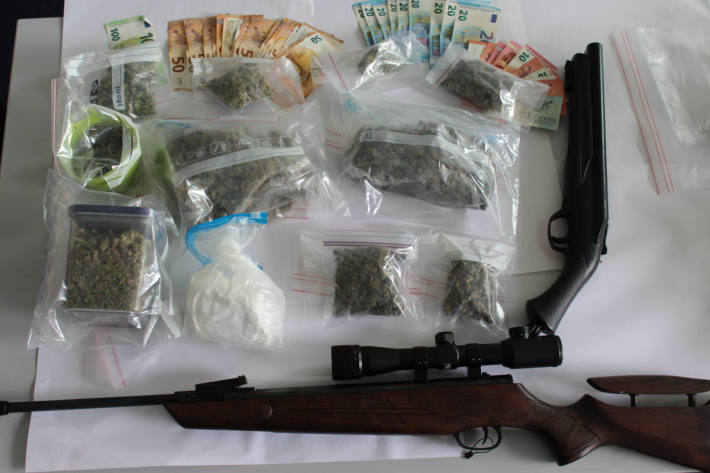 sichergestellte Waffen, Drogen und Bargeld