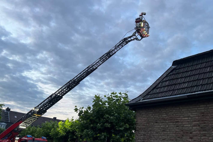 Die Feuerwehr sicherte das angrenzende Haus mit der Drehleiter.