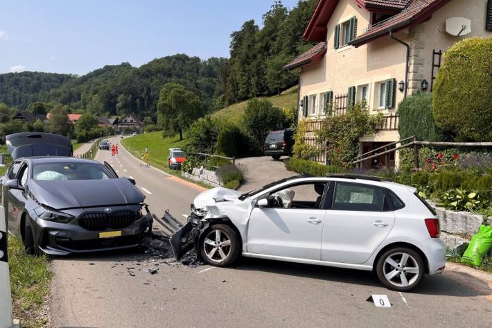 In Hausen am Albis hat sich eine Frontalkollision ereignet.