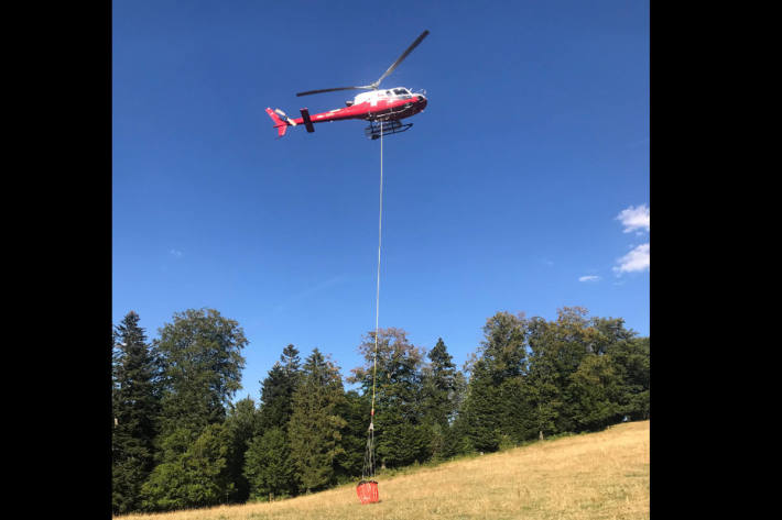 Helikopter bei den Löscharbeiten