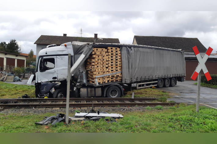 Unfall am Bahnübergang – Zug kollidiert mit LKW
