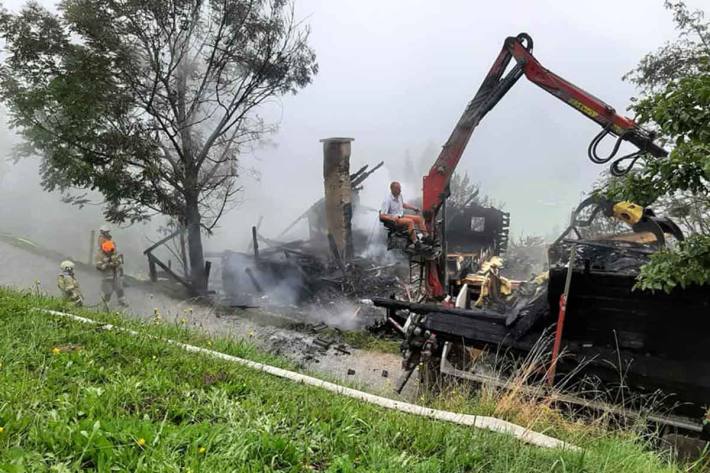 Der Vollbrand des Holzhauses konnte schließlich unter Kontrolle gebracht und ein Übergreifen auf die angrenzenden Gebäude verhindert werden