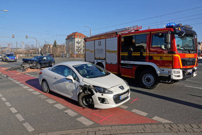 Verkehrsunfall mit zwei PKW in Dresden