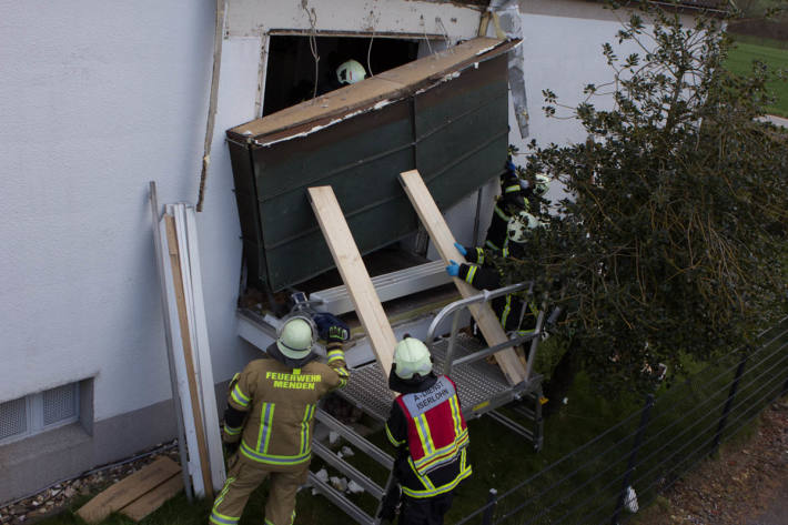Die Kräfte begannen sofort mit der Befreiung des Patienten, der wie gemeldet unter dem herab gestützten Dach eines kleinen Wintergartens eingeklemmt war