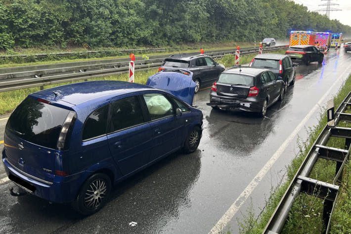 In einem Baustellenbereich auf der B64 kam es zu einem Auffahrunfall von drei Pkw.