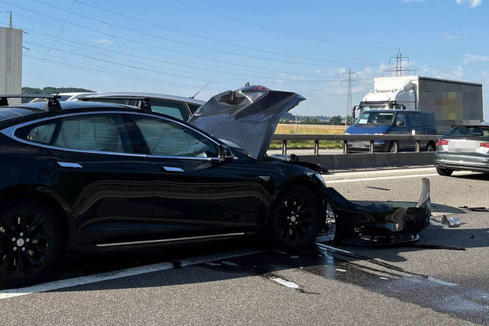 Auffahrkollision mit Folgeunfall fordert drei Personen verletzt auf der A1