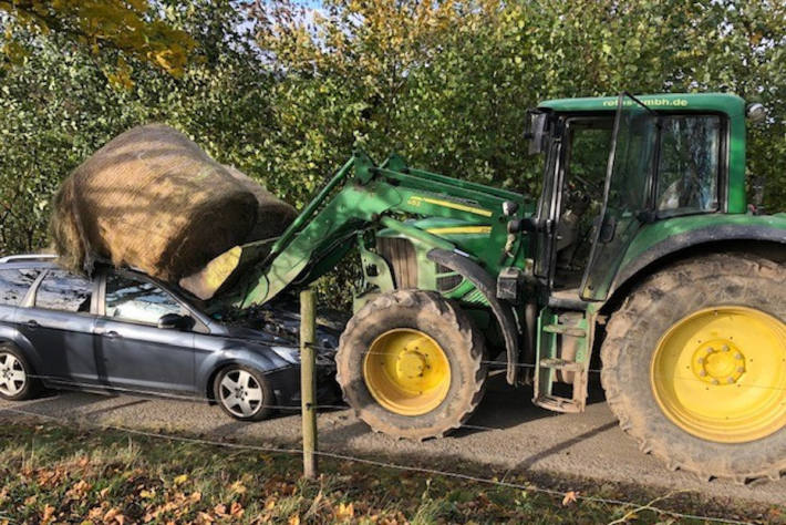 Traktor stößt mit PKW zusammen