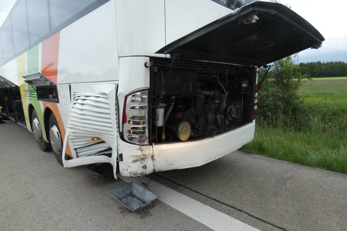 Kollision mit Reisebus verursacht während eines Sekundenschlafs auf der A27