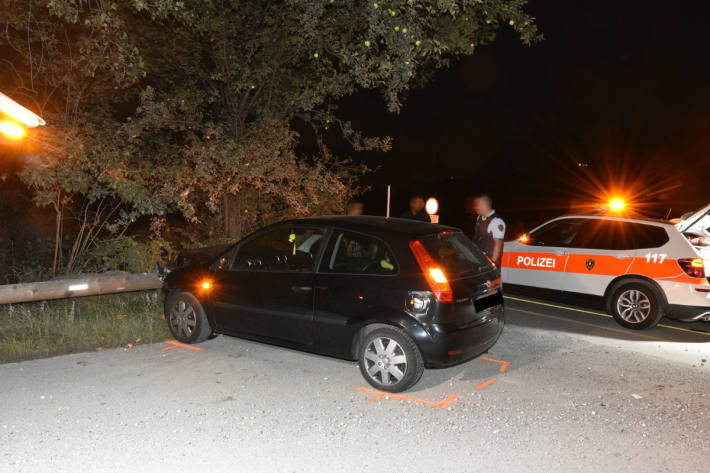 Das Auto prallte in Triesen gegen einen Holzzaun.