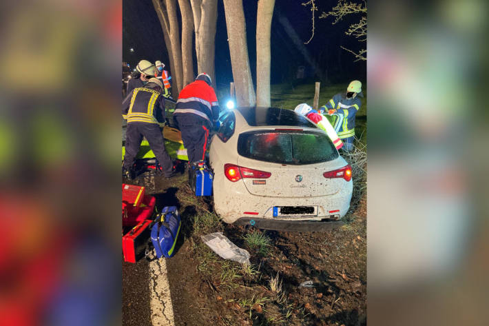 Pkw fährt gegen Baum