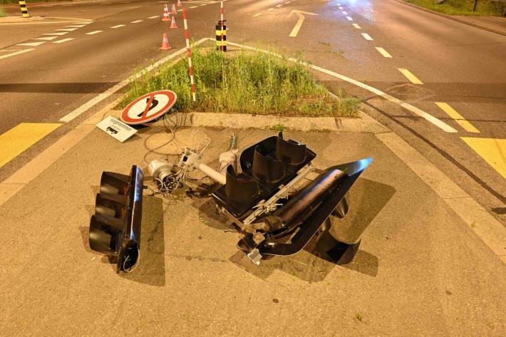 Auto beschädigt Lichtsignalanlage