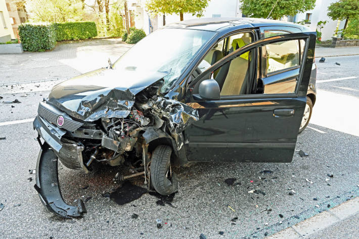 Der Fahrer erlag noch auf der Unfallstelle.