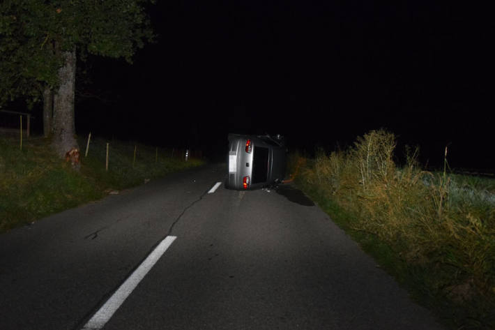 Fahrzeuglenker/in entfernt sich nach Verkehrsunfall von Unfallstelle