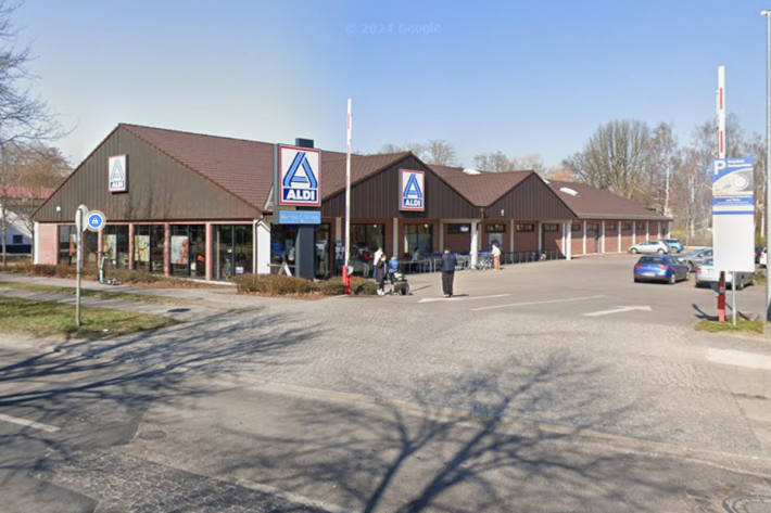 Auf dem Parkplatz dieses Supermarktes fielen die Schüsse.