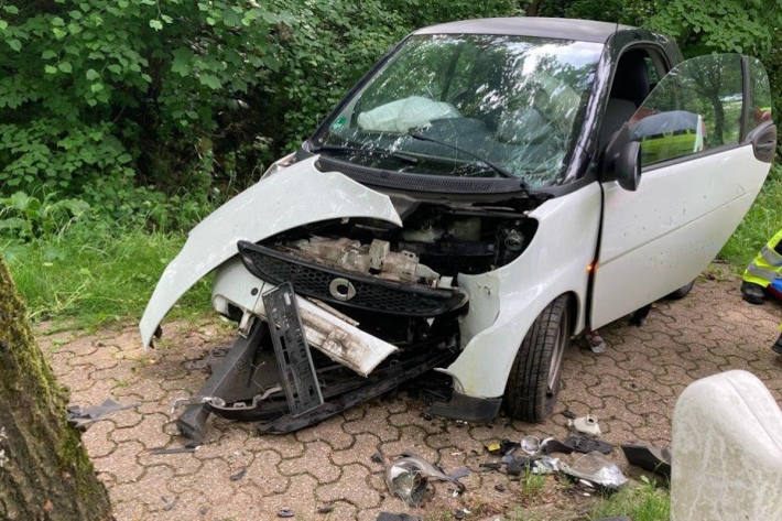 Nach Fahrfehler mit Smart gegen Baum prallt