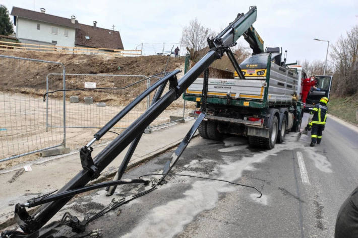 Lkw-Lenker kollidierte mit Eisenbahnbrücke