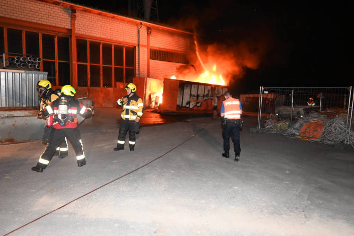 Brand in einer Abfallmulde in Mels