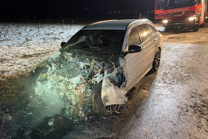 Der Mercedes brannte in Pfyn TG komplett aus.